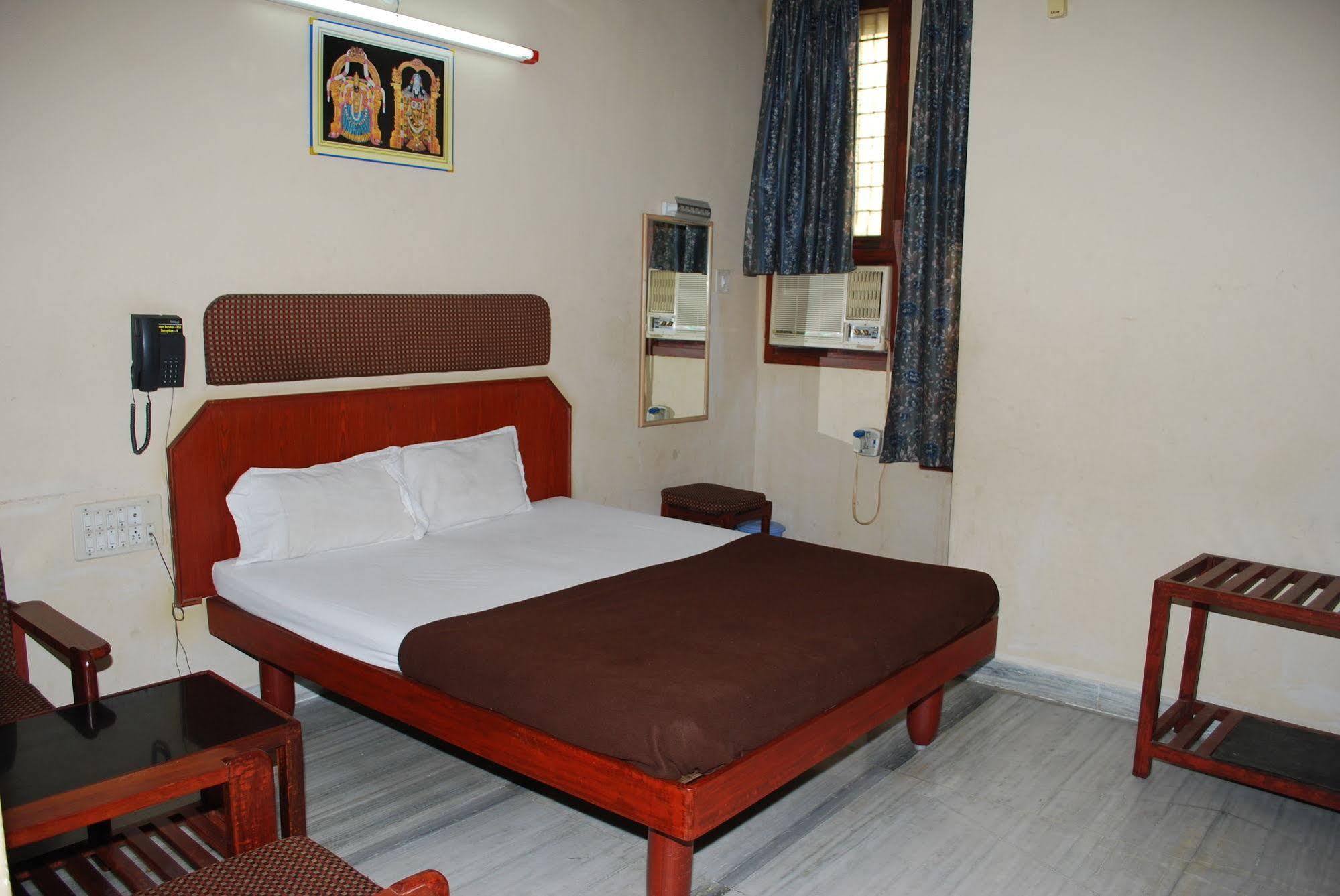 Sri Sai Residency Hotel Tirupati Buitenkant foto