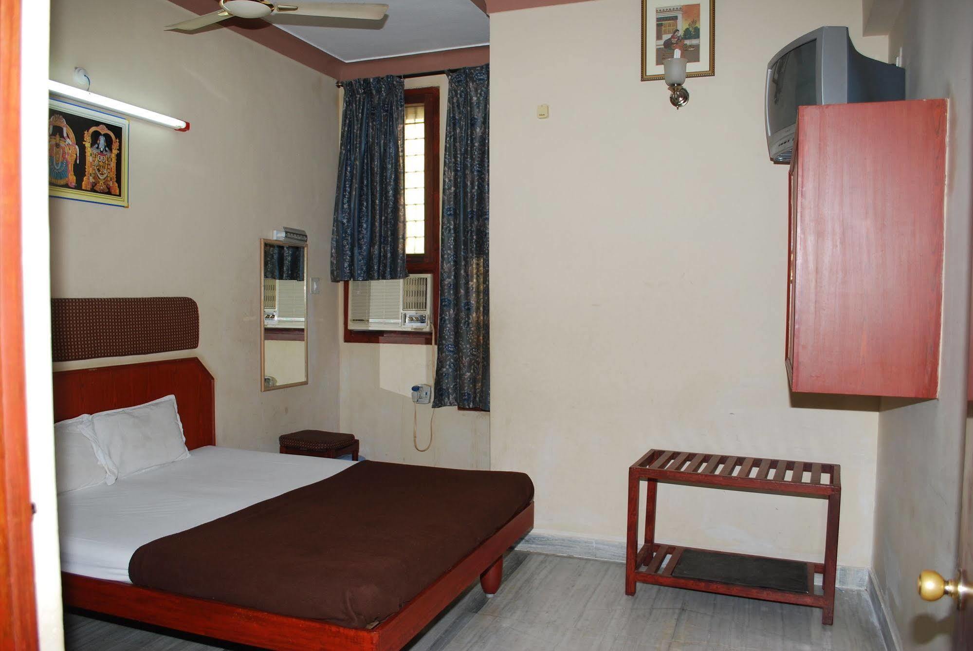 Sri Sai Residency Hotel Tirupati Buitenkant foto