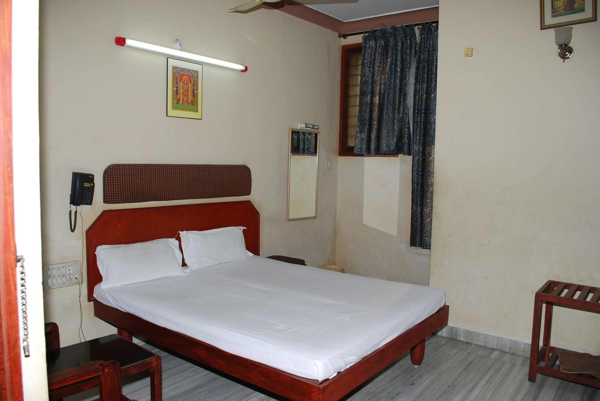 Sri Sai Residency Hotel Tirupati Buitenkant foto